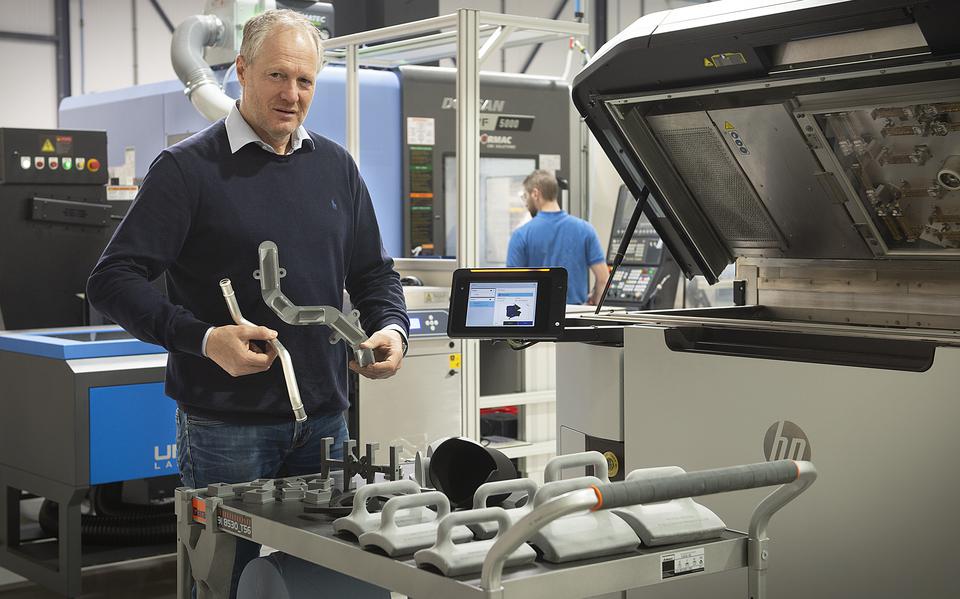 Jan Geerts bij een grote printer en enkele van de producten die GeTech maakt. Foto Jan Anninga.