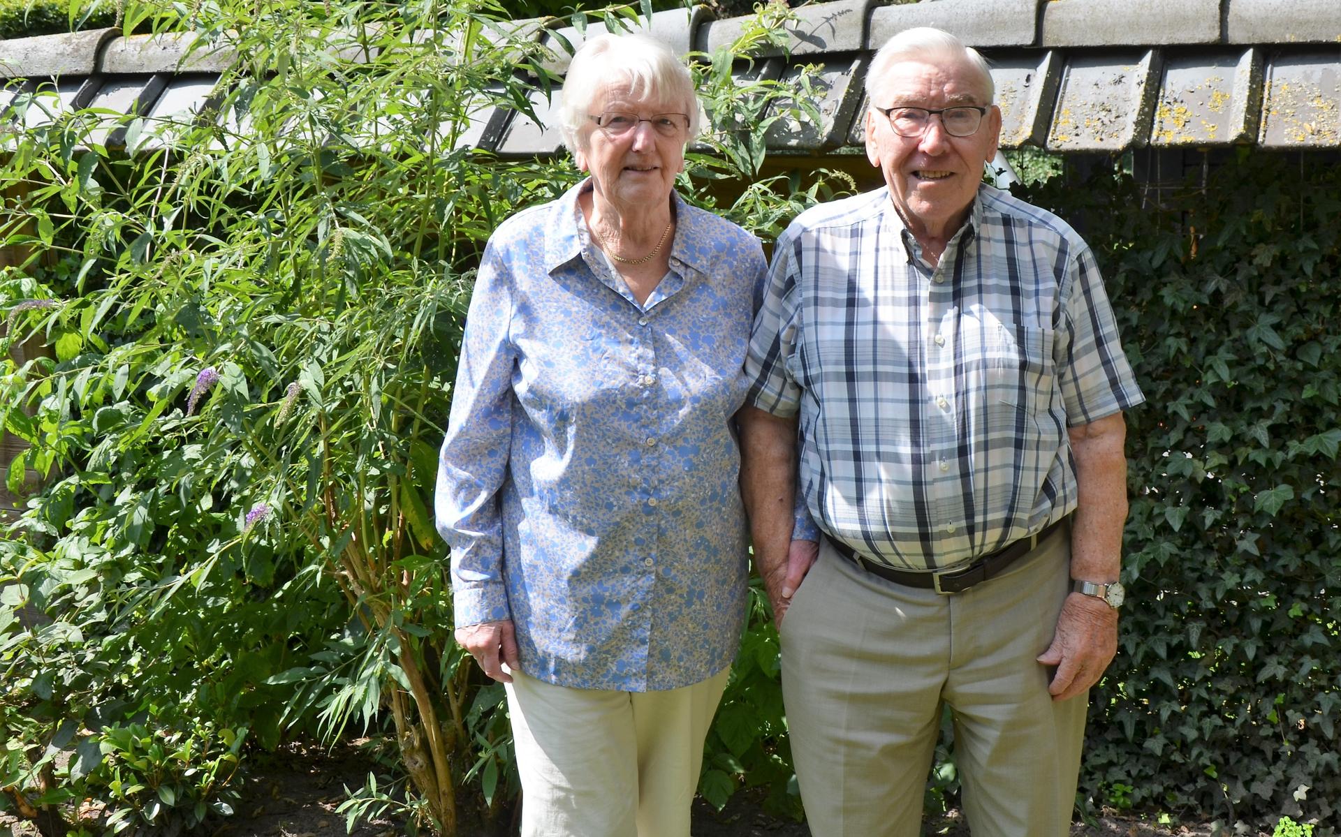 Albert en Geertje Kupers uit Gieterveen zijn zaterdag 22 juli 65 jaar getrouwd. ‘We gaan gezellig me
