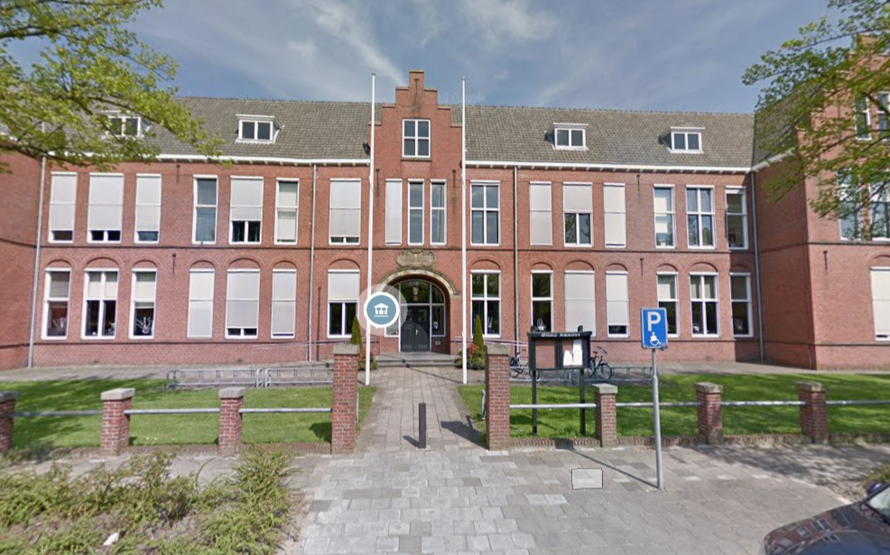 Het gemeentehuis in Appingedam wordt gebruikt als werkplek voor ambtenaren, maar heeft energielabel G. Vanaf 1 januari moet elk kantoorgebouw minimaal energielabel C hebben.