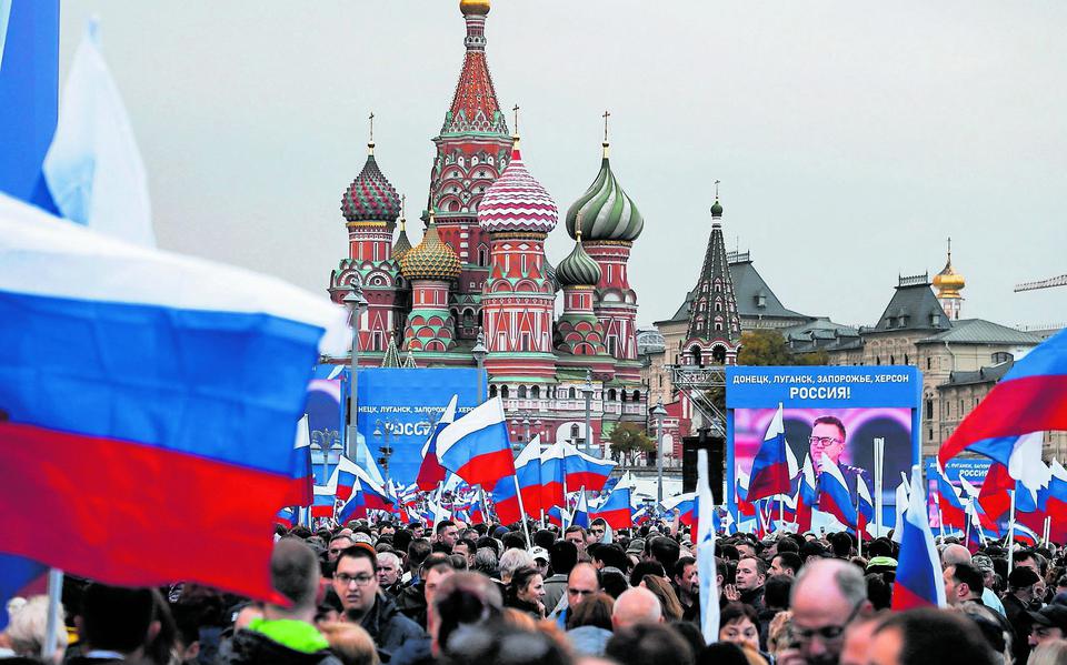 Russen vieren de annexatie van vier Oekraïense deelrepublieken op het Rode Plein in Moskou in september vorig jaar. 