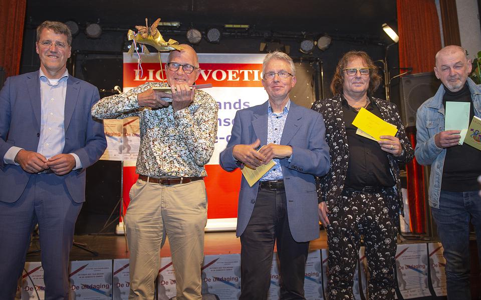 Wim Meyles, winnaar van het NK Light Verse, naast burgemeester Eric van Oosterhout (links). Rechts de andere winnaars: Niels Blomberg, Bart Adjudant en Robin Veen.