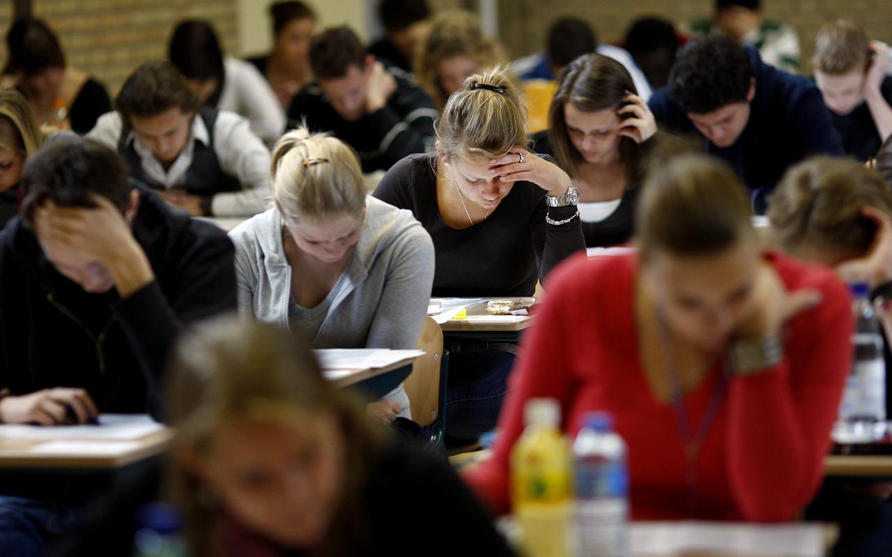 De luistertoetsen maken deel uit van het schoolexamen. Dat bepaalt samen met het centraal examen het eindcijfer van de leerling. De luistertoetsen maken deel uit van het schoolexamen. Dat bepaalt samen met het centraal examen het eindcijfer van de leerling.