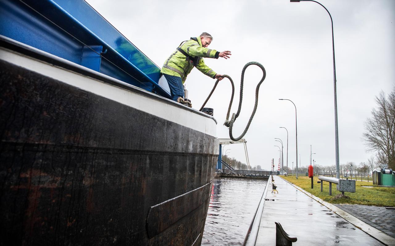 De hoge waterstand in het Eemskanaal door de zware regen van de afgelopen dagen belemmert de binnenvaart voorlopig de doortocht tussen Delfzijl en Lemmer.
