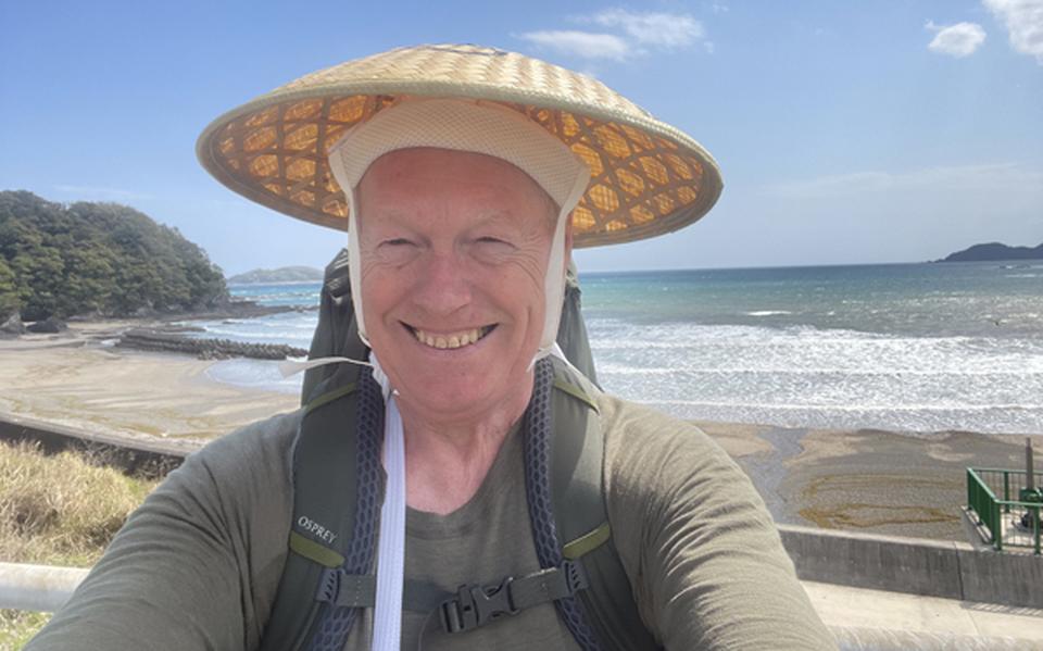 Jaap tijdens zijn reis op Shikoku met zijn sugegasa. 