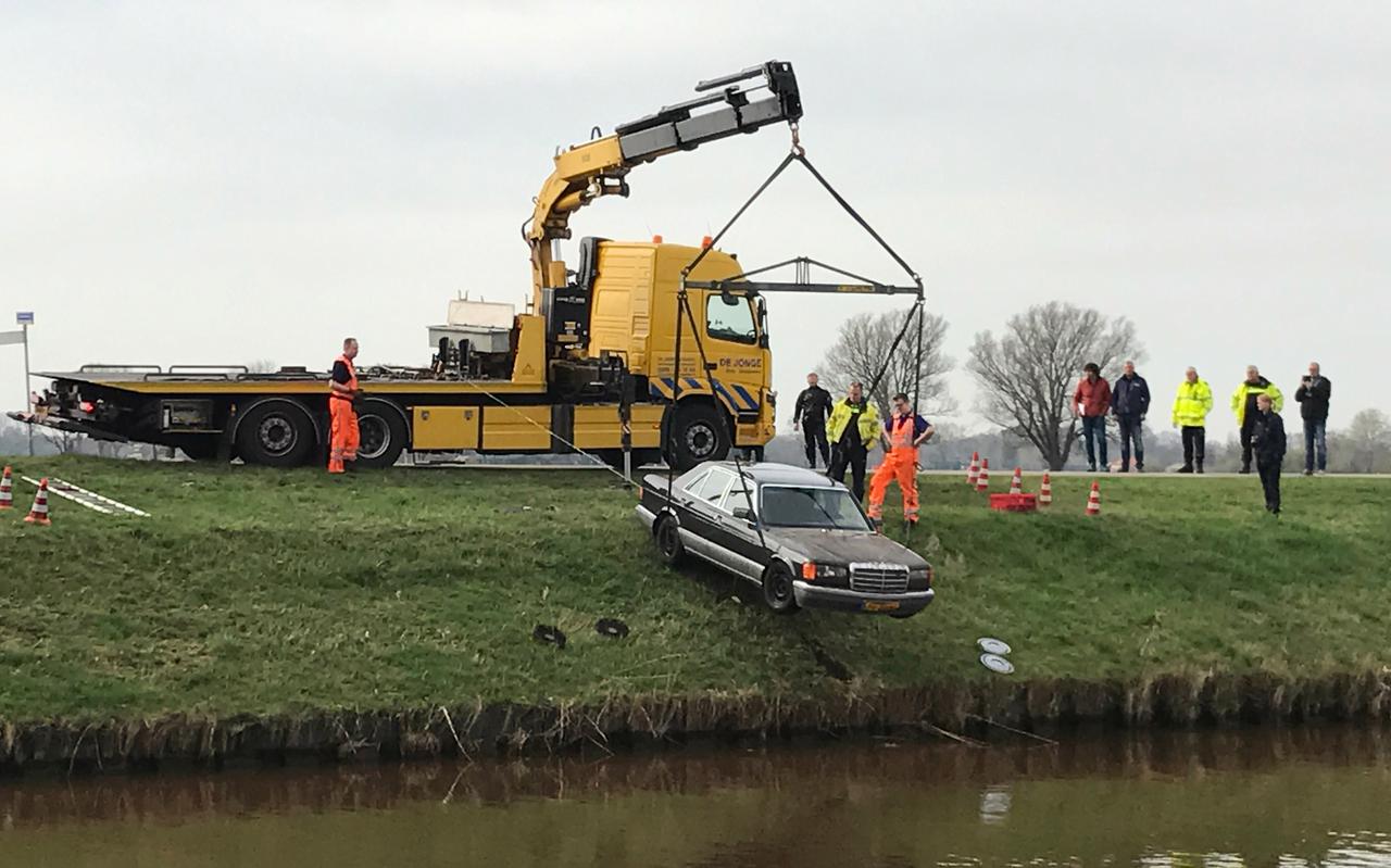 De auto van Ralf Meinema wordt uit het Stieltjeskanaal getakeld.