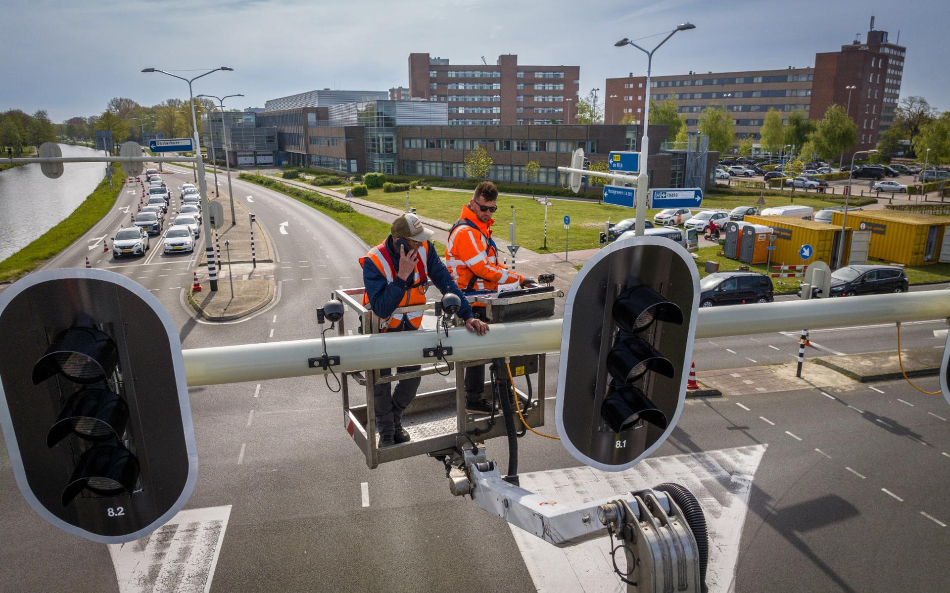 De verkeerslichteninstallatie aan de Hoogeveenseweg in Meppel wordt omgebouwd. 