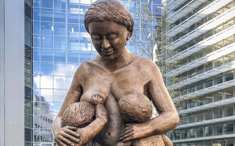 Het beeld 'Moeder met kinderen' zou vanuit een bepaalde hoek aanstootgevend zijn.