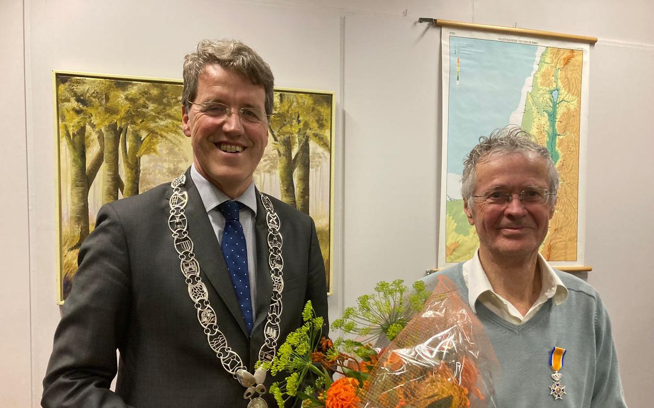 Wim Dam (rechts) was overdonderd door de verrassing uit handen van burgemeester Van Oosterhout.