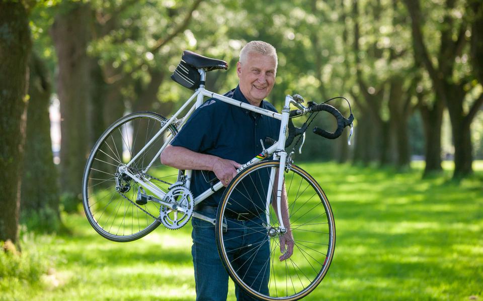 Oud wielrenner Henk Benjamins met de laatste fiets uit zijn profcarrière.