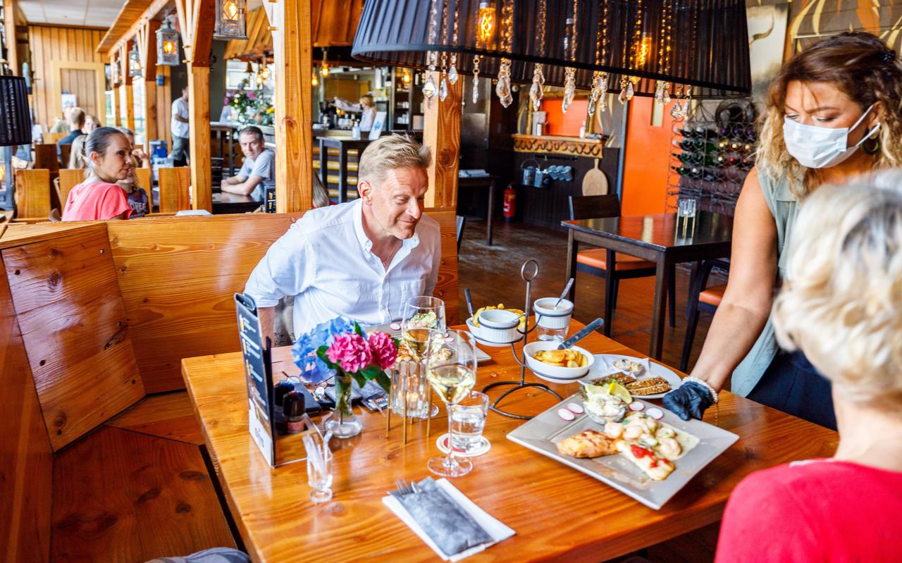 Saeedeh serveert het eten, aan burgemeester Bats. Saeedeh serveert het eten, aan burgemeester Bats.