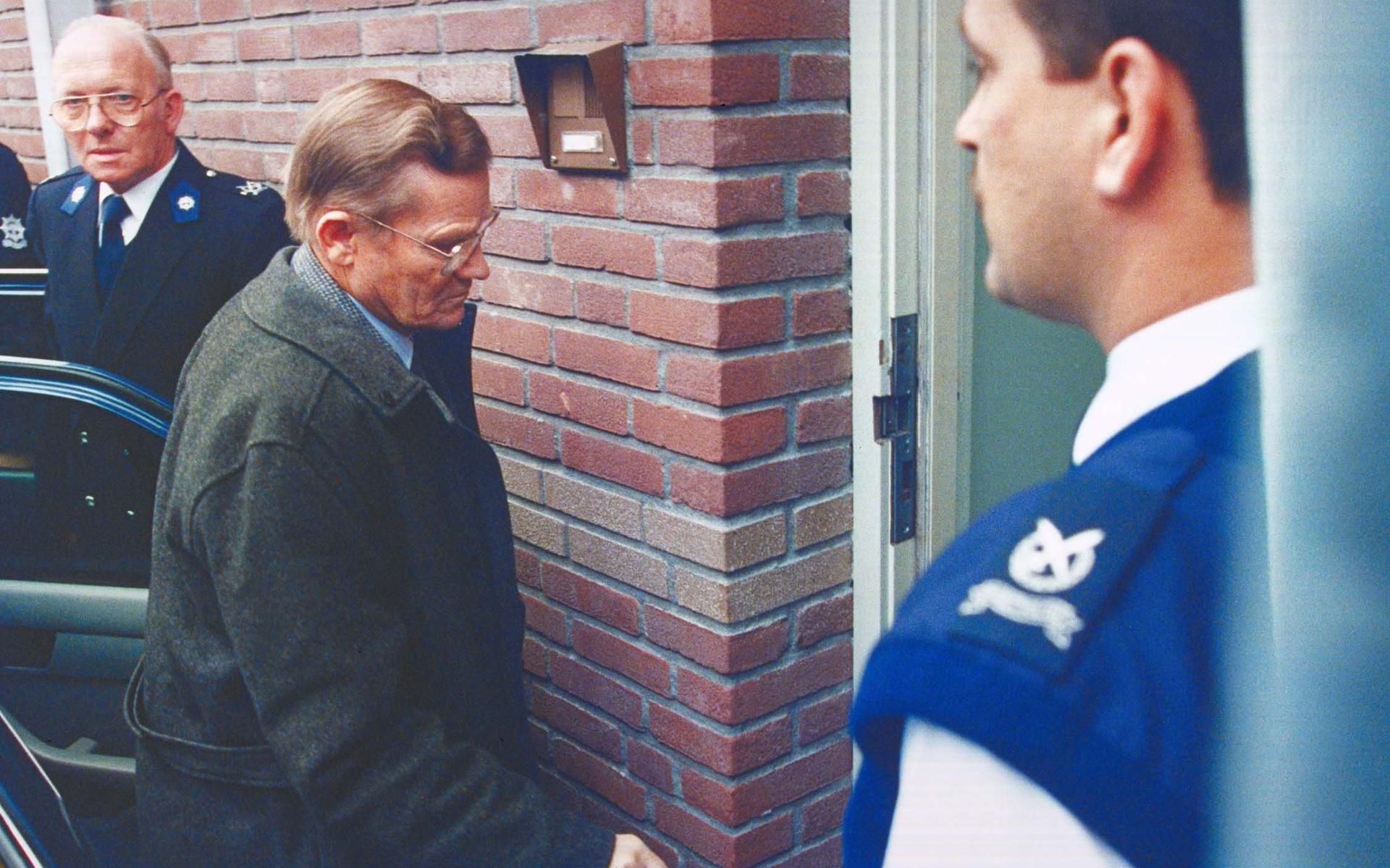 Jacob Luitjens, die in 1948 is veroordeeld tot levenslang, als hij in 1991 bij de rechtbank in Assen arriveert. 
