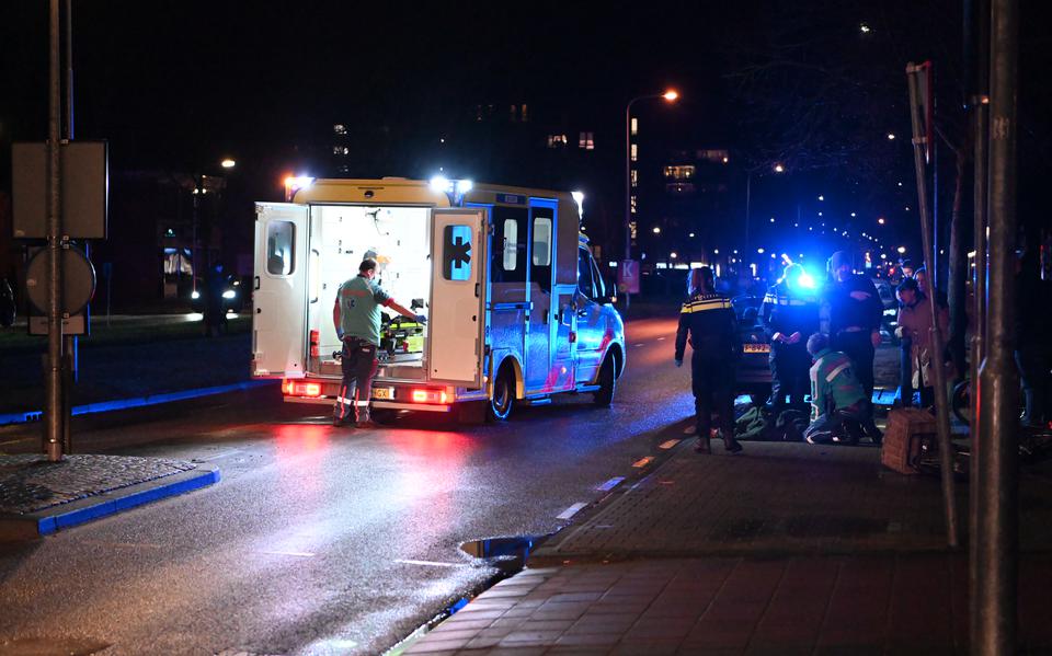 Jongetje op fiets gewond geraakt na aanrijding met auto in Hoofdstraat in Hoogezand, door ambulance meegenomen naar het ziekenhu