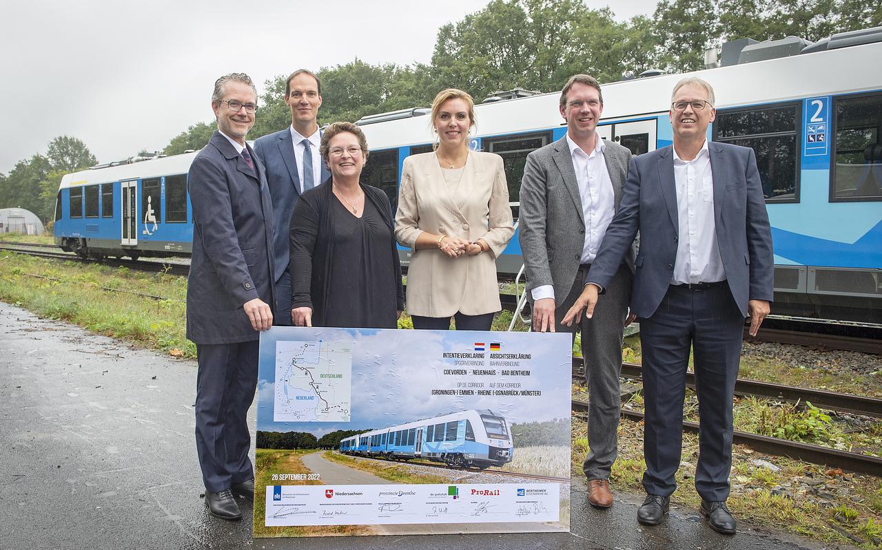 De Duitse en Drentse autoriteiten tekenden in september een overeenkomst over de 'nieuwe' spoorverbinding tussen Coevorden en Bad Bentheim.