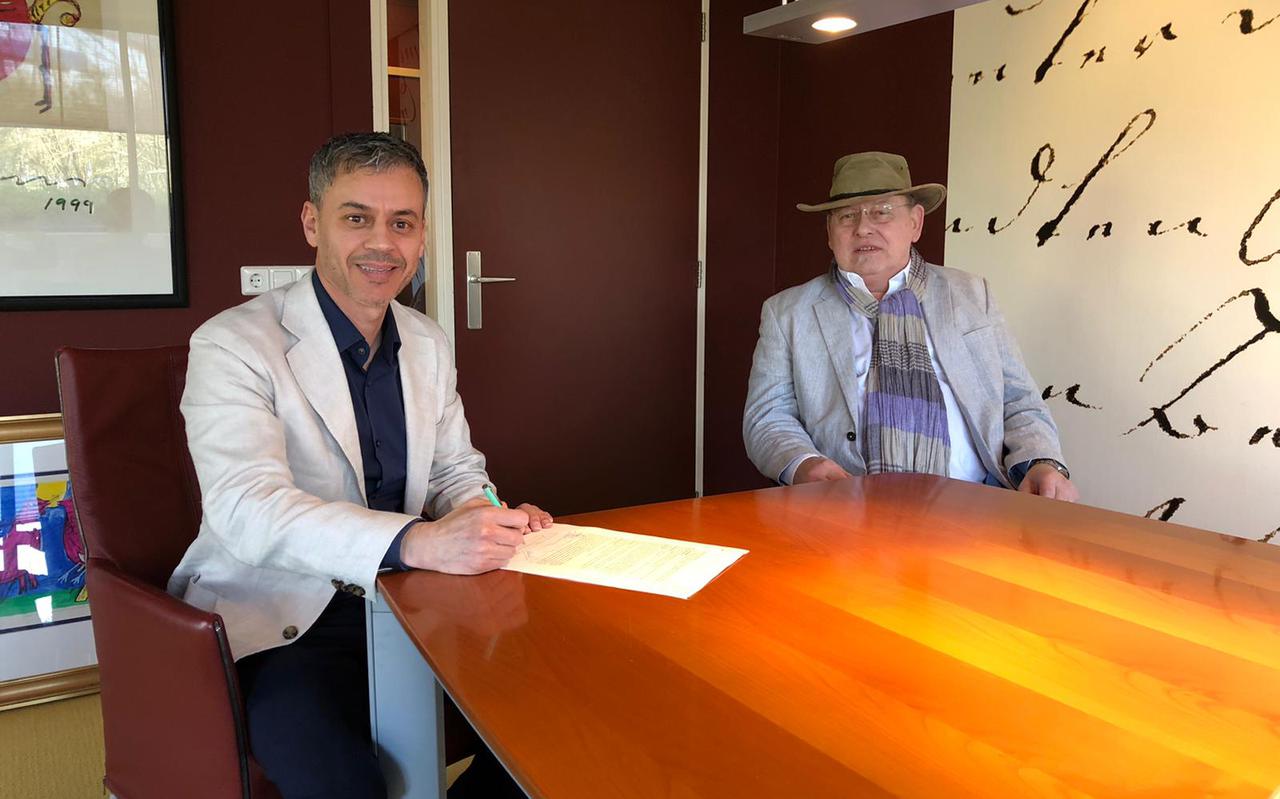 Bibin-voorzitter Hamed Amrino (links) ondertekent het koopcontract in bijzijn van de vorige eigenaar Floor van Randen. Foto: Stichting Bibin