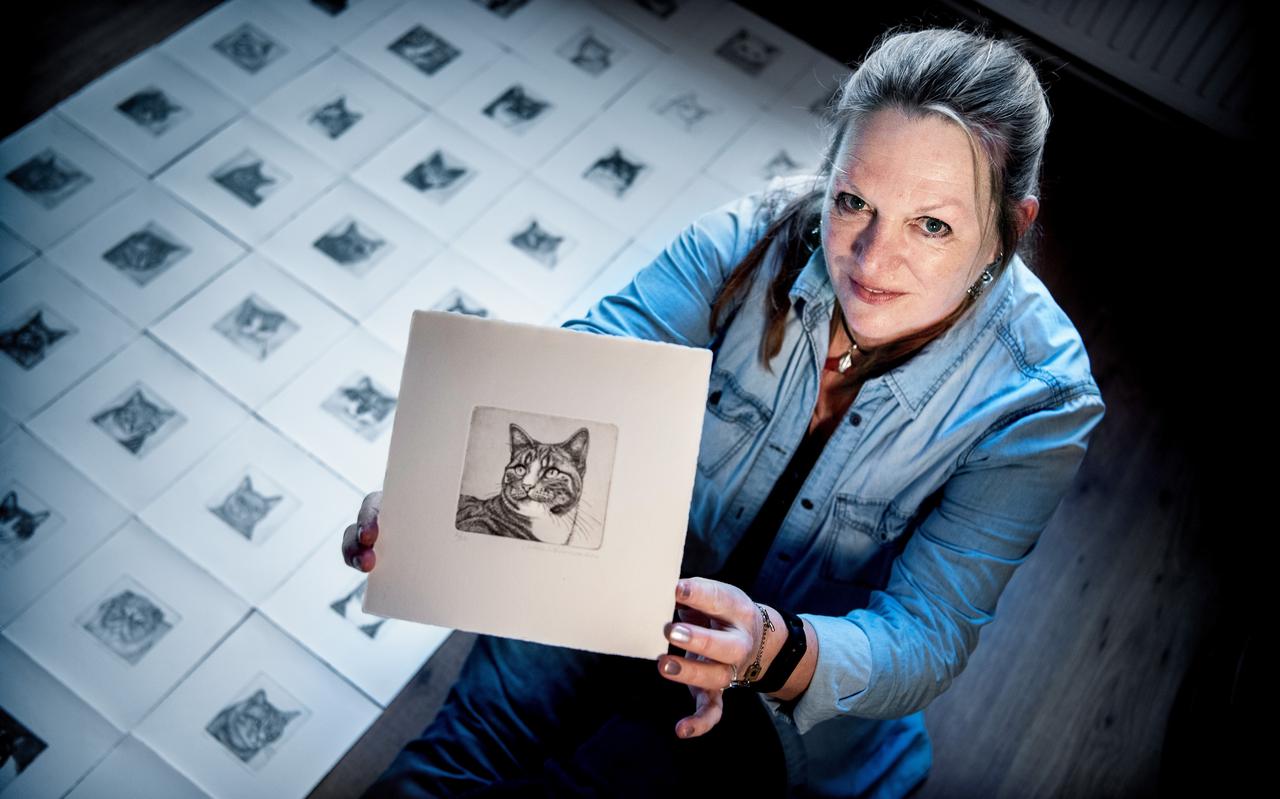 Kunstenaar Jittie Wildeman heeft honderd etsen van kattenkopjes gemaakt.