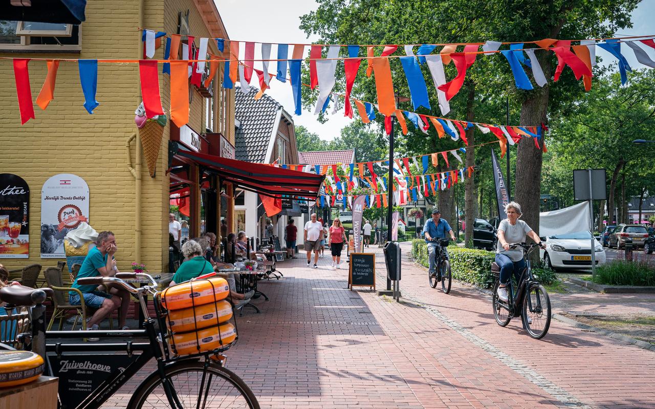 De Stationsstraat in Zuidlaren is het hart van het lang gerekte winkelcentrum. De Stationsstraat in Zuidlaren is het hart van het lang gerekte winkelcentrum.