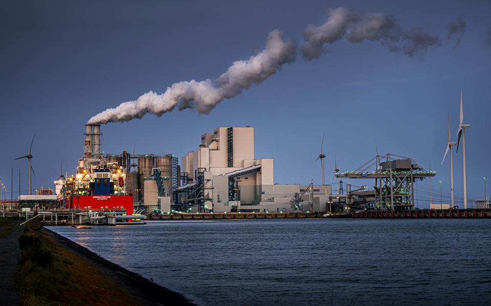 Omwonenden van de Eemshaven ervaren al jarenlang zicht-, licht- en geluidshinder. Op de foto de RWE Eemshavencentrale, met links de LNG terminal.