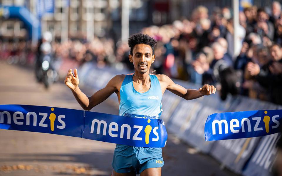 Efrem Giday wint de 35e editie van de 4 Mijl van Groningen. 
