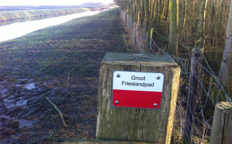 Het kenmerkede  paaltje van het Groot-Frieslandpad