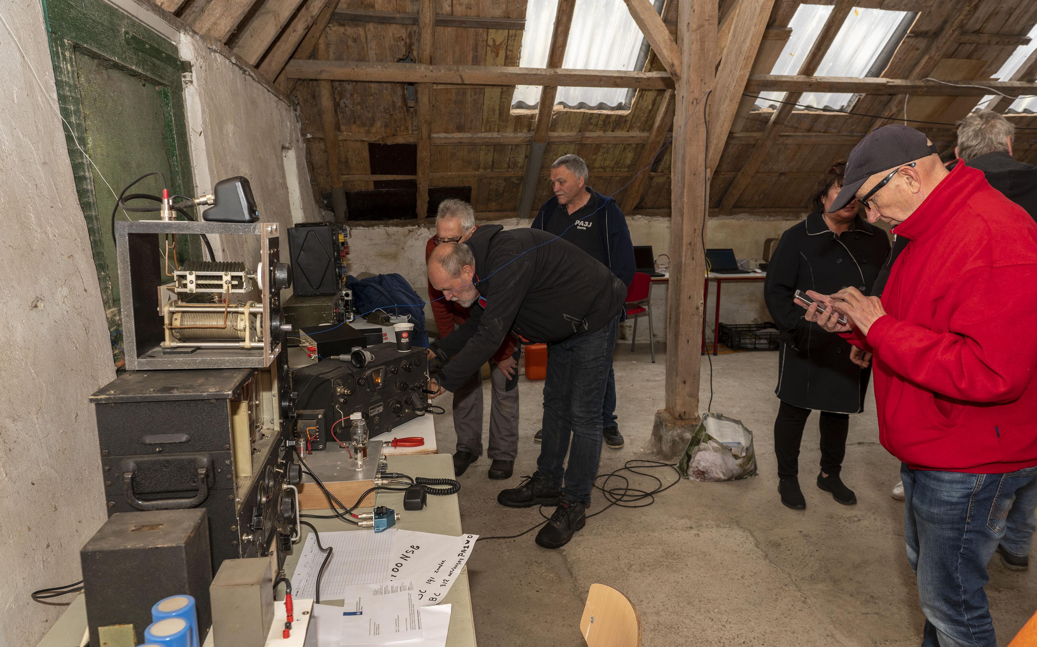 Radiozendamateurs actief bij de bunkers van Marsum