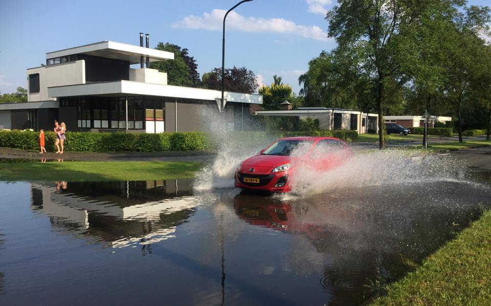 Wateroverlast in de Parkwijk in Winschoten. De laatste vijf jaar is het regelmatig raak in de buurt, vertelt bewoonster Esther Baas.