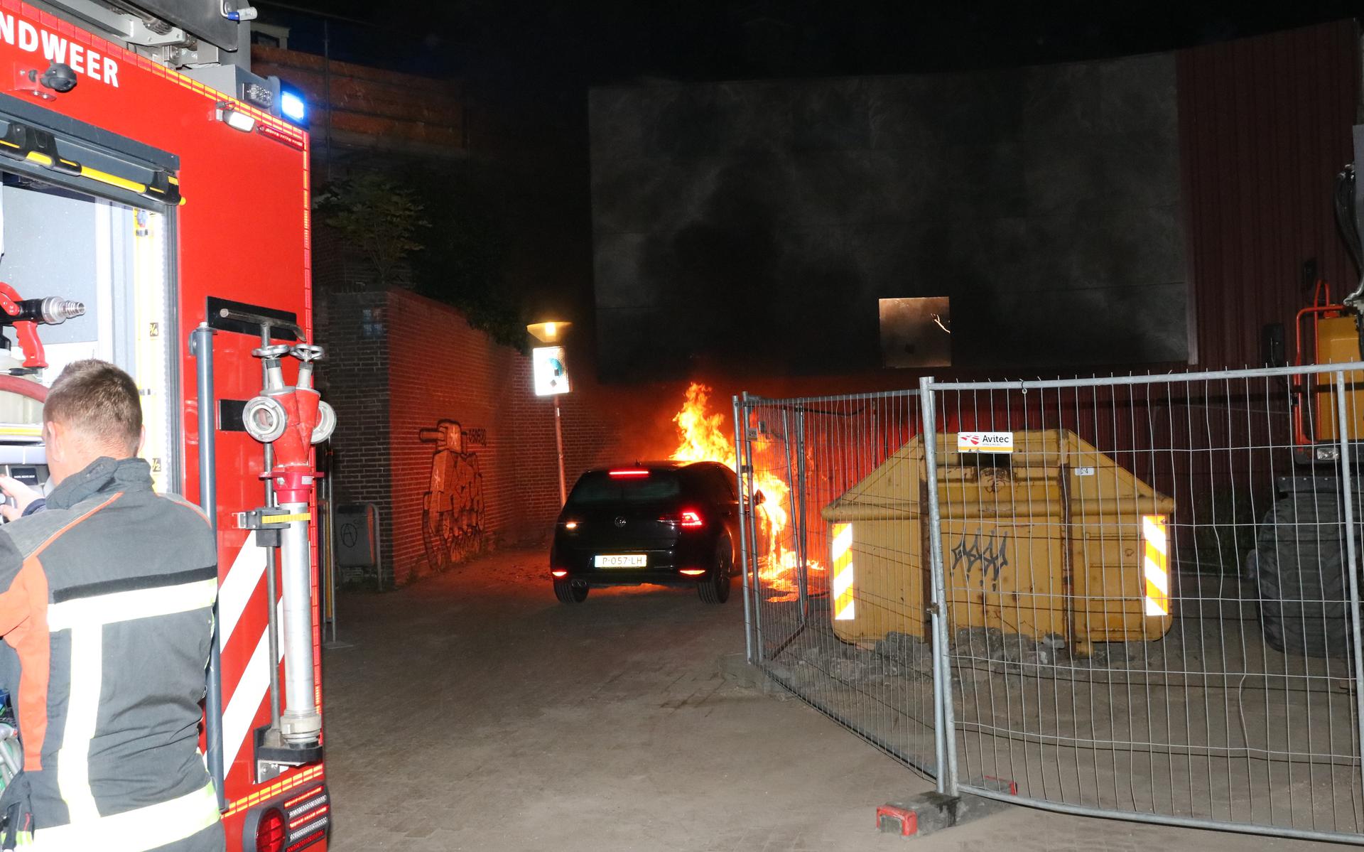 De auto stond voor de ingang van de oude parkeergarage aan het Kattendiep in de brand.