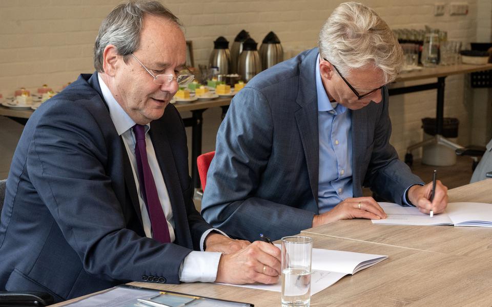 In de trouwzaal van t Aole Gemientehoes in Schoonebeek ondertekenen staatsecretaris Hans Vijlbrief (links) en Johan Atema, algemeen directeur van de NA, het zogeheten toezeggingenkader. 