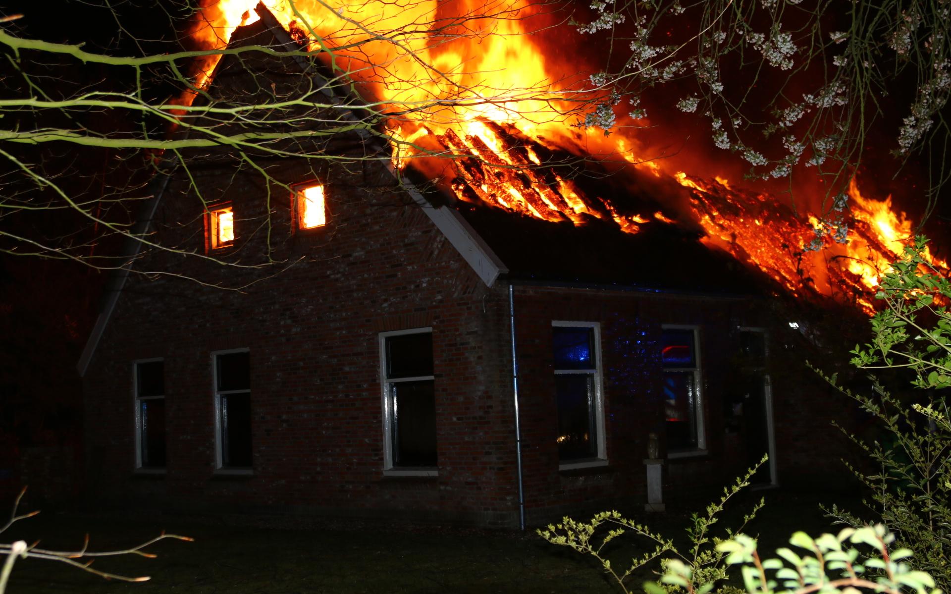 Brand legt boerderij Drouwen in de as