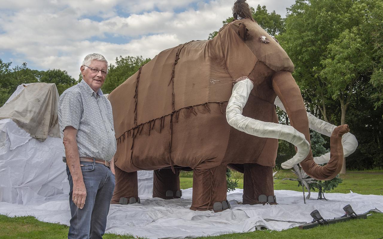 Voorzitter Harrie Timmerman bij straatversiering voor Zuidenveld, hier een mammoet. Voorzitter Harrie Timmerman bij straatversiering voor Zuidenveld, hier een mammoet.