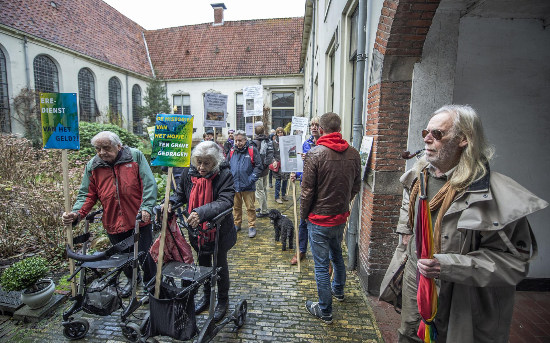 Bewoners en betrokkenen van het Pepergasthuis in Groningen demonstreren tegen de verkoop van het gebouw.