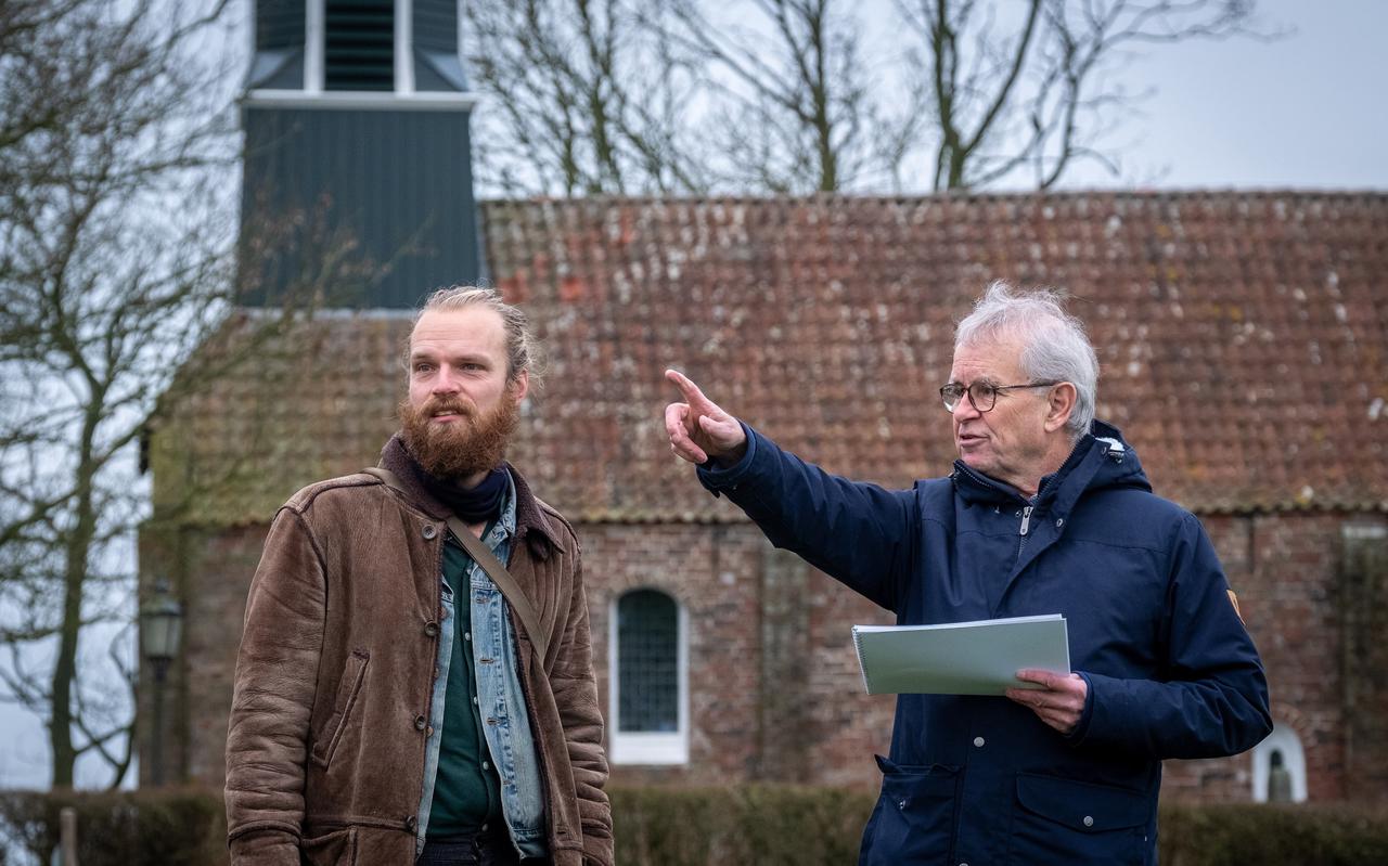 Jeroen Wiersma (links) en Jens Enemark voor het kerkje van Fransum in Middag-Humsterland.