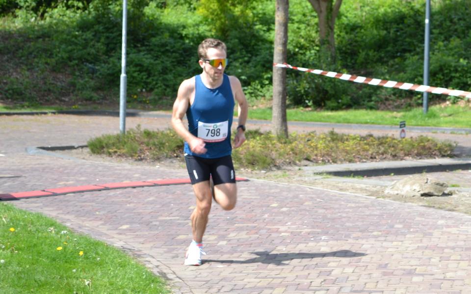 Fabian ten Kate op weg naar de finish.