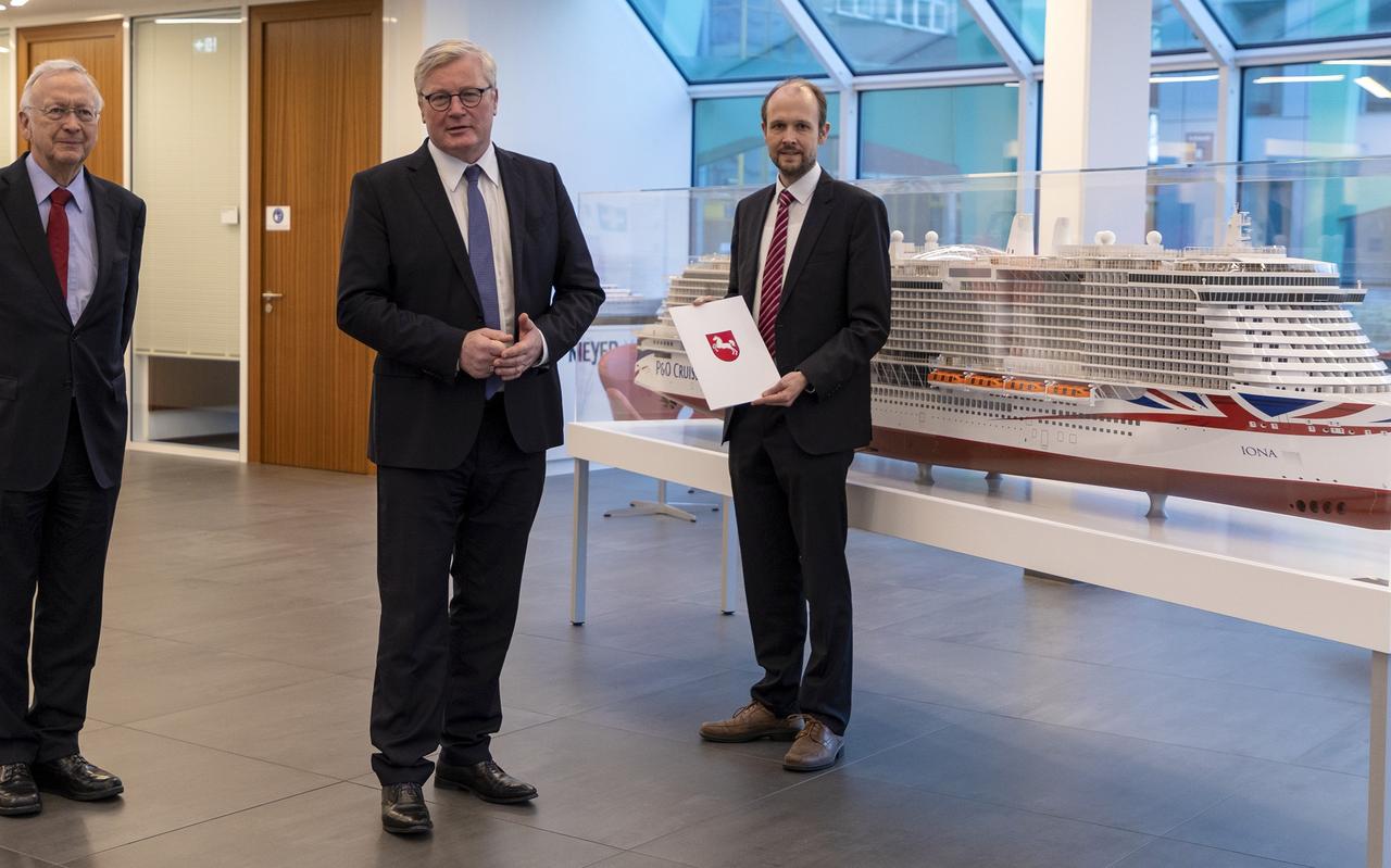 De directie van de Meyer werft- links Bernard Meyer en rechts Tim Meyer, ontvangen van Bernd Althusmann, minister Economische Zaken van Nedersaksen de toezegging dat de deelstaat en Berlijn 14 miljoen euro coronasteun geven. De directie van de Meyer werft- links Bernard Meyer en rechts Tim Meyer, ontvangen van Bernd Althusmann, minister Economische Zaken van Nedersaksen de toezegging dat de deelstaat en Berlijn 14 miljoen euro coronasteun geven.