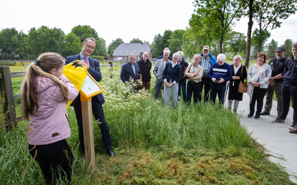 Burgmeester Jan Seton en kinderburgemeester Lotte van de Scheur onthullen het paneel met informatie over de noodlanding van piloot William Lister Miller in 2e Exloërmond.