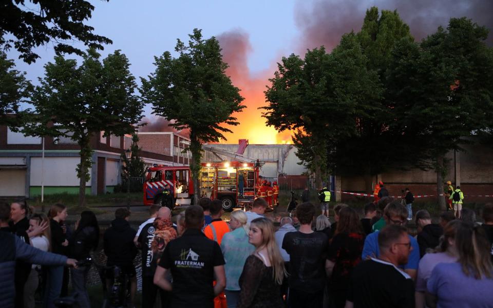De opslag van hennepstrobalen in een voormalige strokartonfabriek in Oude Pekela staat sinds maandagavond inbrand. Het blussen kan nog dagen in beslag nemen.