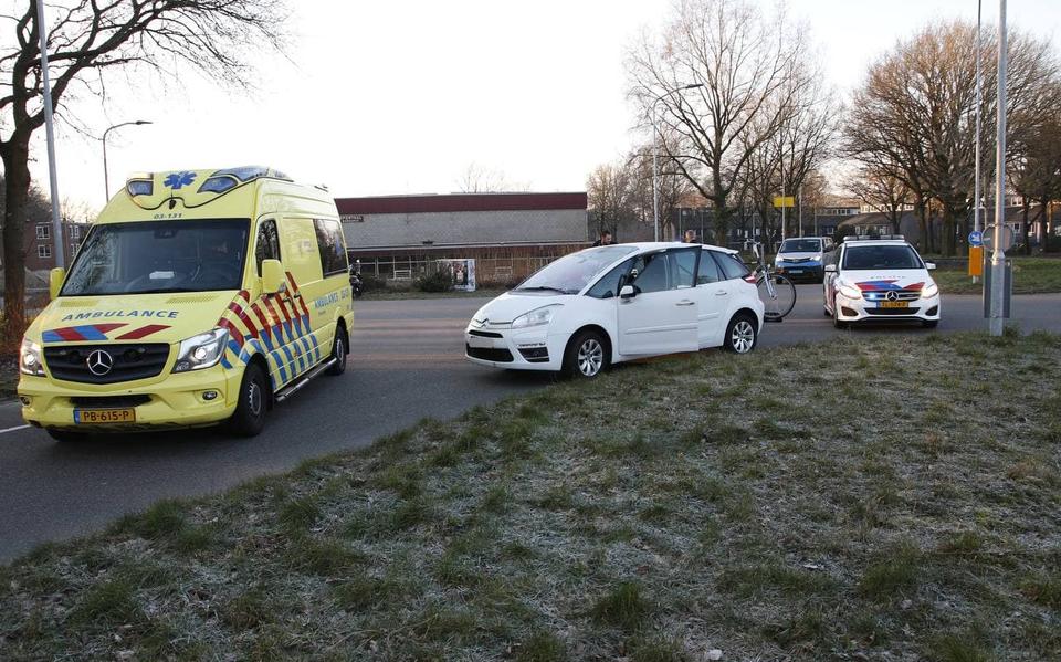 Fietser gewond bij botsing op Brinkenweg Emmen. Fietser gewond bij botsing op Brinkenweg Emmen.