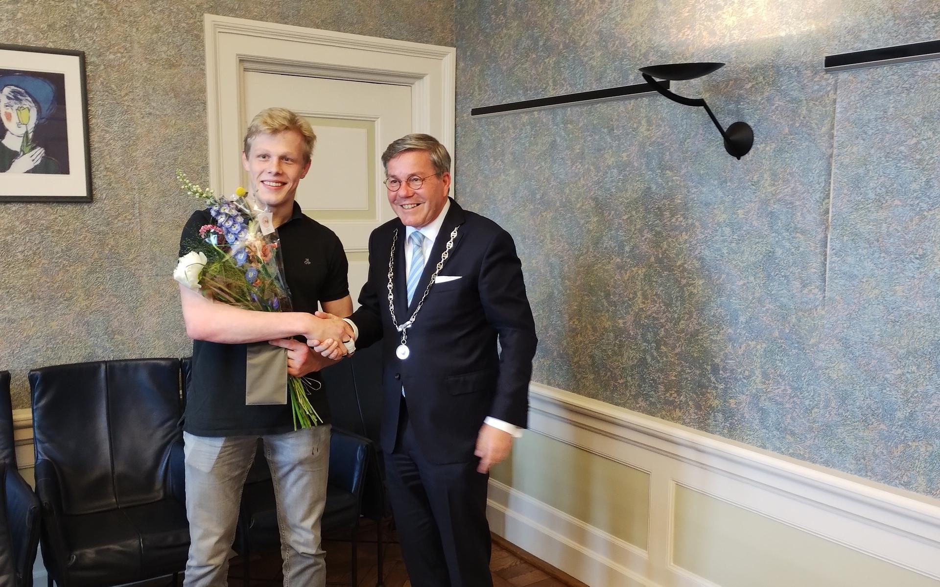 Nederlands kampioen judoka Lars van Oostrum uit Wildervank wordt gehuldigd door burgemeester Berry Link van Veendam