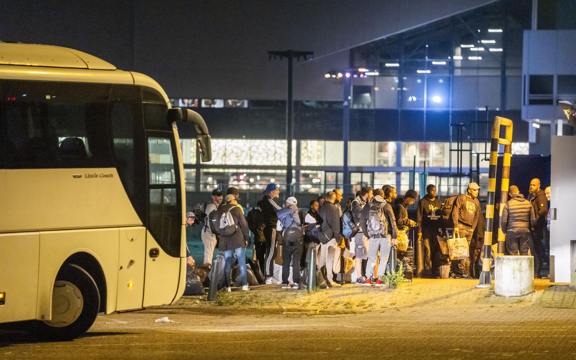 Asielzoekers In Den Haag Tientallen asielzoekers uit Ter Apel overgebracht naar Den Haag