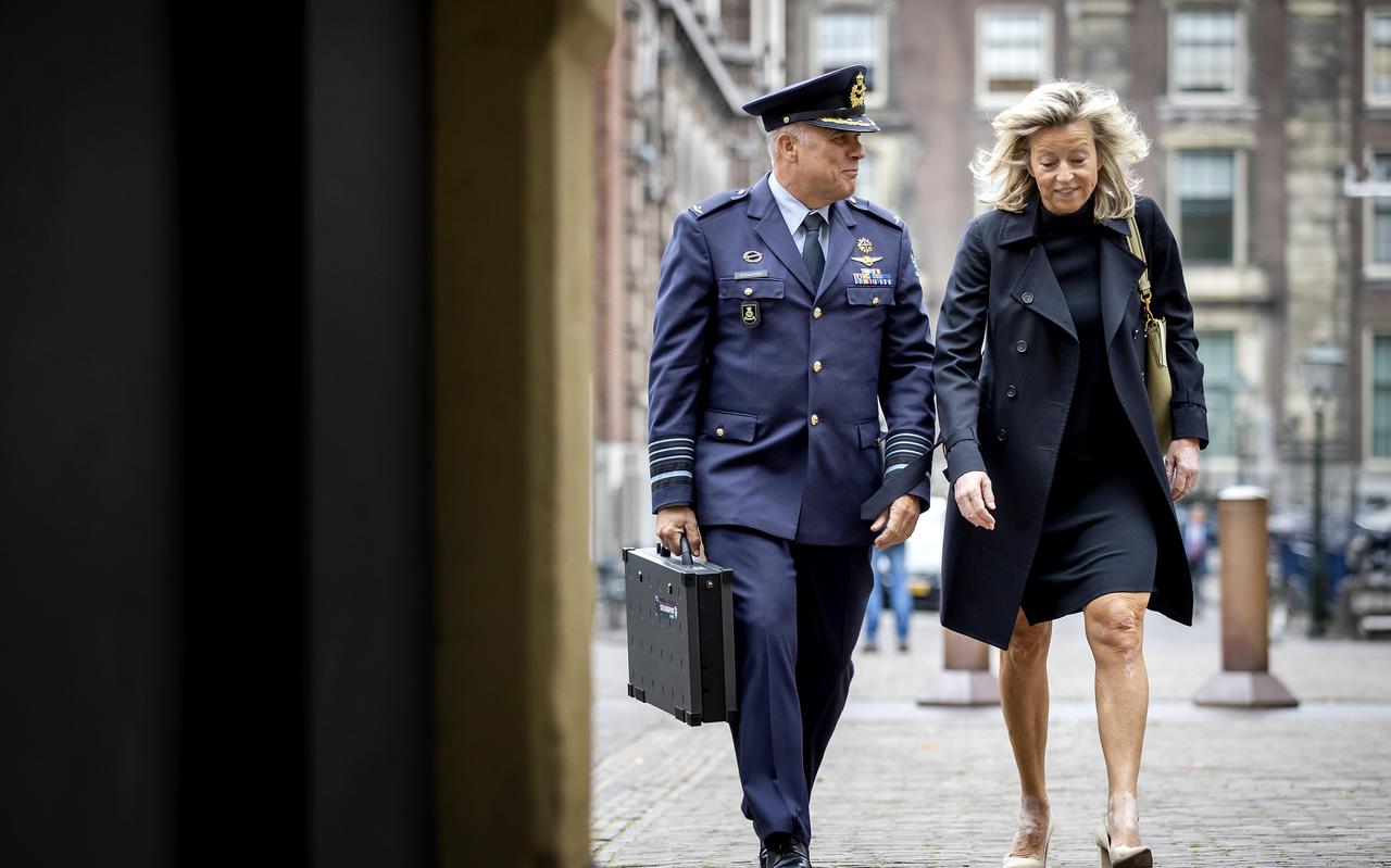 Commandant der Strijdkrachten generaal Onno Eichelsheim en Kajsa Ollongren, minister van Defensie komen aan op het Binnenhof voorafgaand aan de ministerraad. Commandant der Strijdkrachten generaal Onno Eichelsheim en Kajsa Ollongren, minister van Defensie komen aan op het Binnenhof voorafgaand aan de ministerraad.
