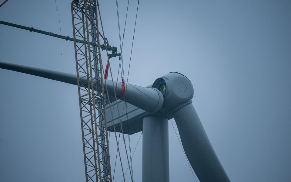 In de buurt van Valthermond wordt gewerkt aan de bouw van een windturbine