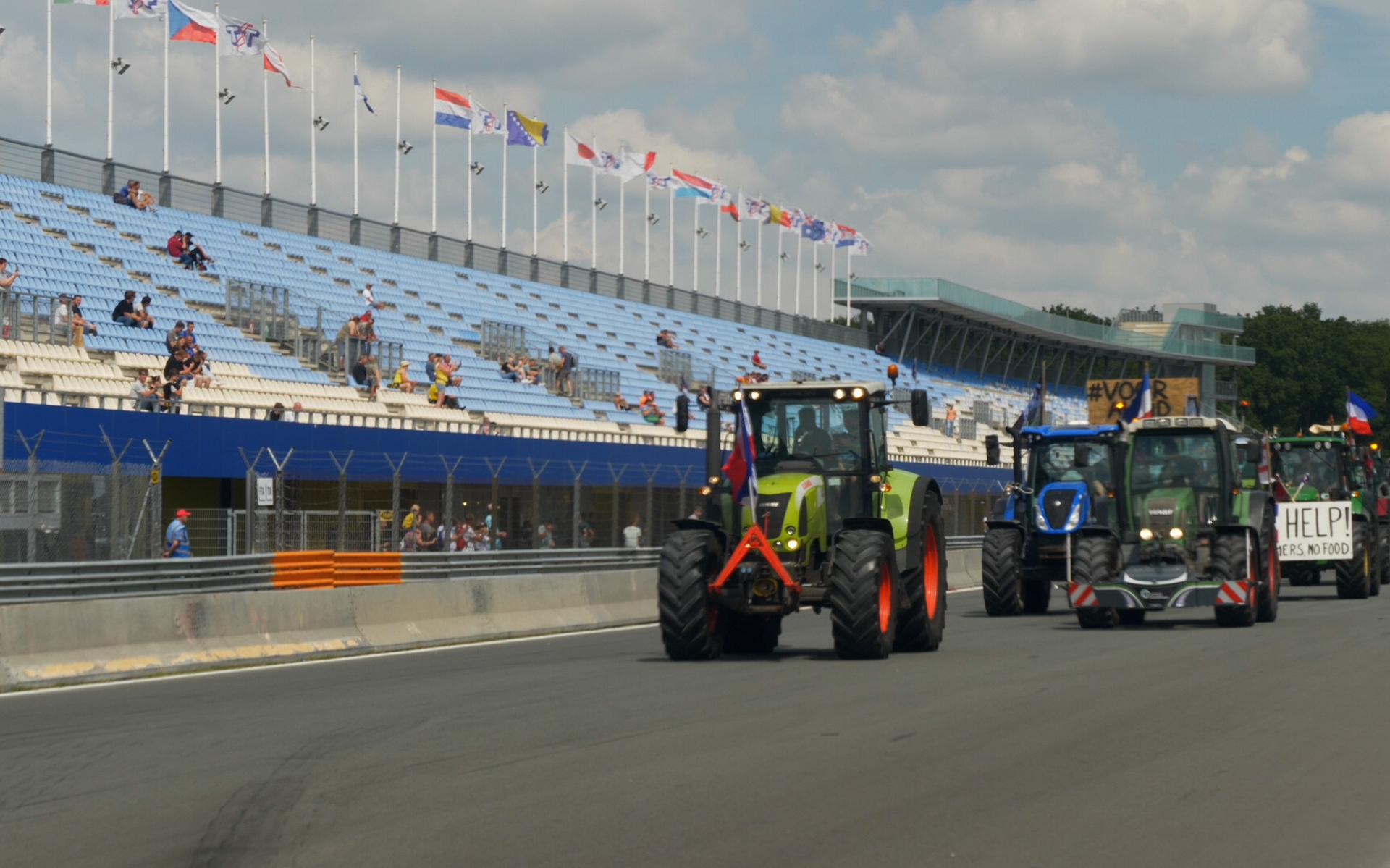 Boerenprotest tijdens Truckstar Festival in Assen. Tractoren op TT Circuit met spandoeken. 'Vreedzaa