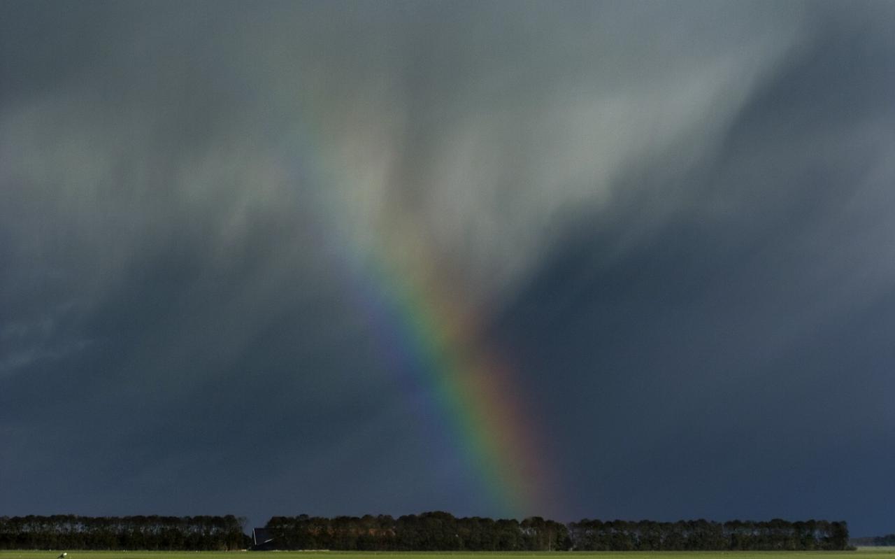 Een deel van een regenboog op het Groninger platteland. Een deel van een regenboog op het Groninger platteland.