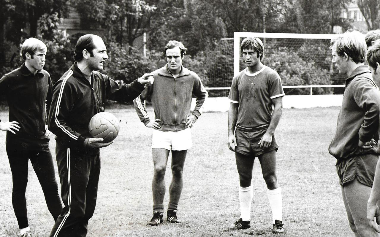 De eerste training van FC Groningen in 1971, onder leiding van trainer-manager Ron Groenewoud die ook stevig de hand had in de herstructurering van de club. De eerste training van FC Groningen in 1971, onder leiding van trainer-manager Ron Groenewoud die ook stevig de hand had in de herstructurering van de club.