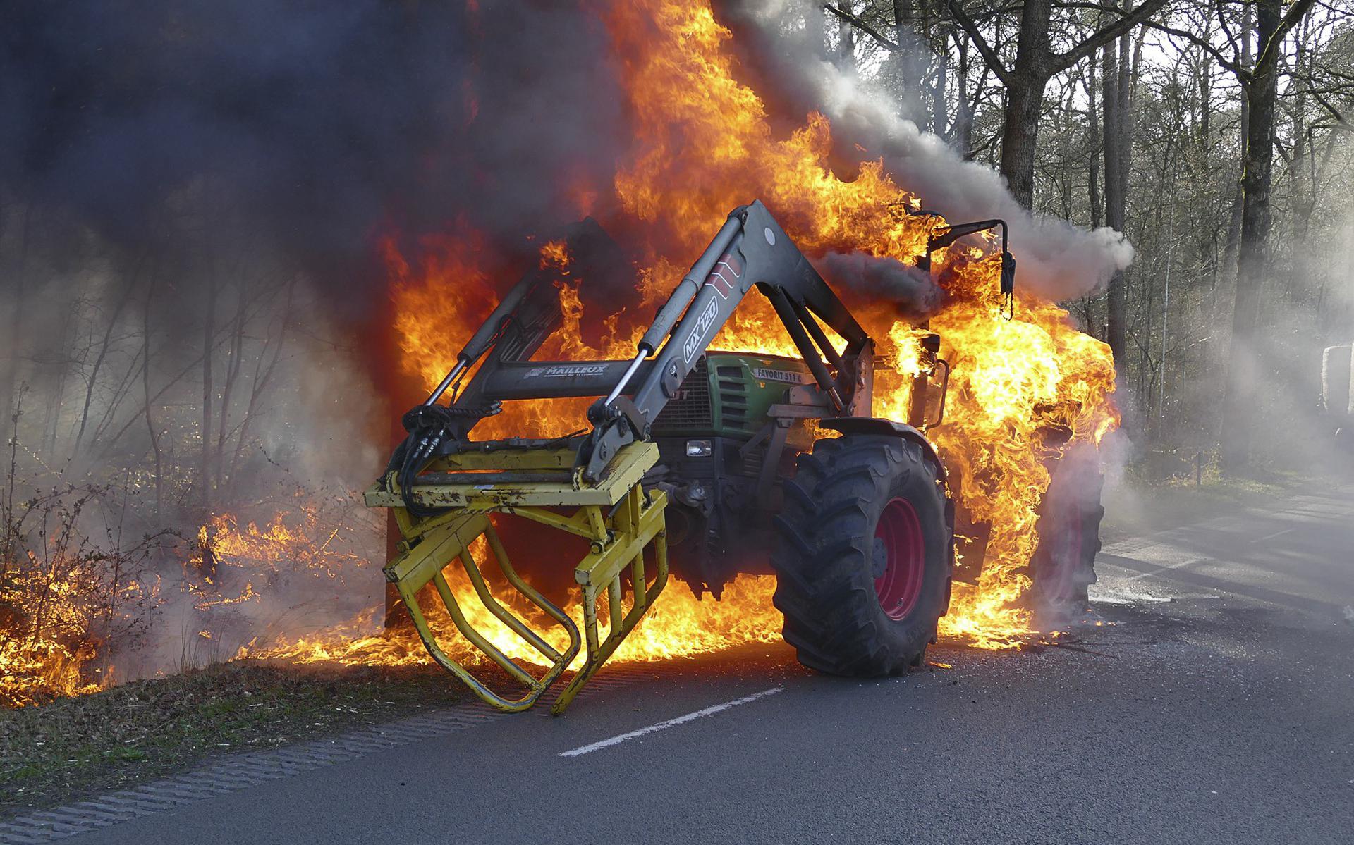Mislukking navigatie zuurstof Tractor vliegt in de brand bij Hollandscheveld, kar met tien balen hooi net  op tijd weggereden van de vlammen - Dagblad van het Noorden