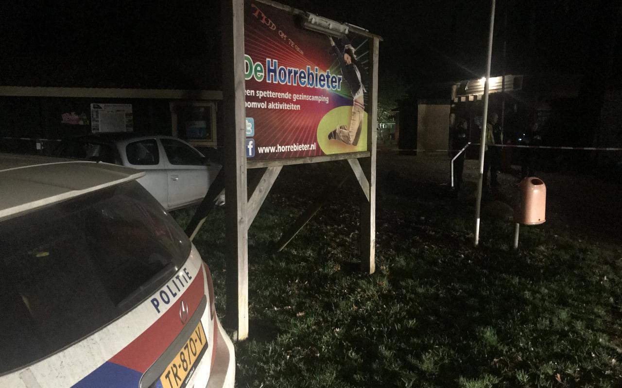 De politie doet onderzoek op de avond van de schietpartij. De politie doet onderzoek op de avond van de schietpartij.