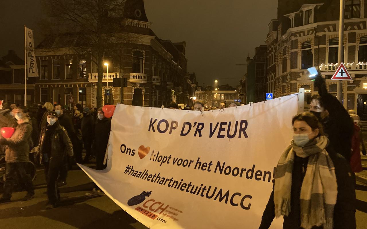 Tijdens de fakkeloptocht afgelopen zaterdag in Groningen tegen het aardbevingsbeleid waren ook veel spandoeken tegen de sluiting van het kinderhartcentrum te zien.