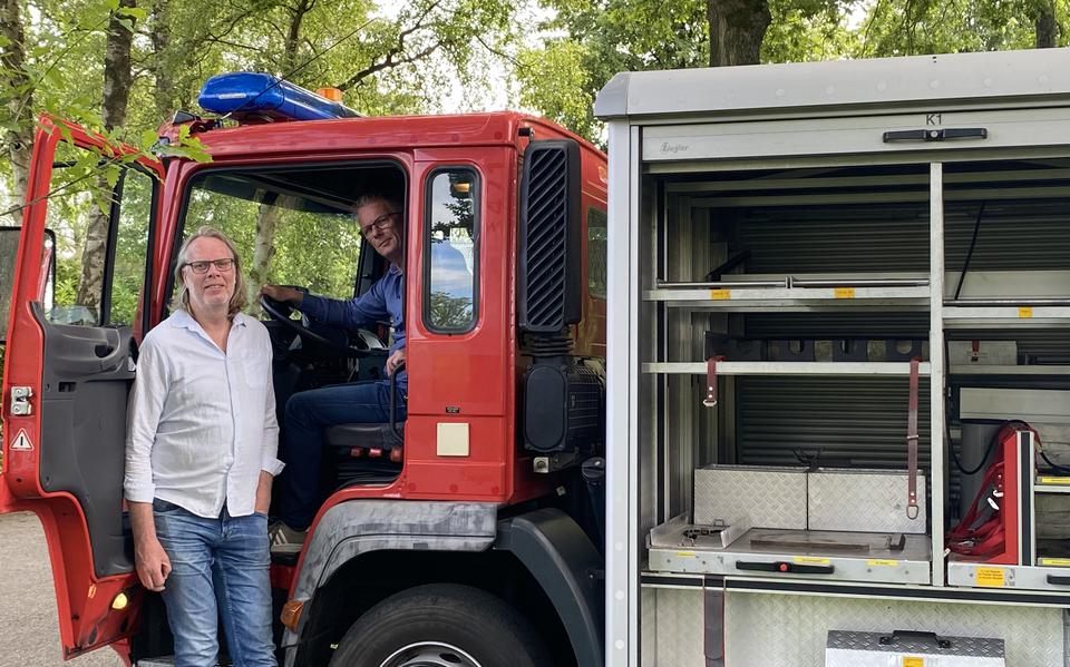 Hoofdredacteur Evert van Dijk (links) en Martin Nijenhuis reden deze week een oude brandweerauto naar het front in Oekraïne.
