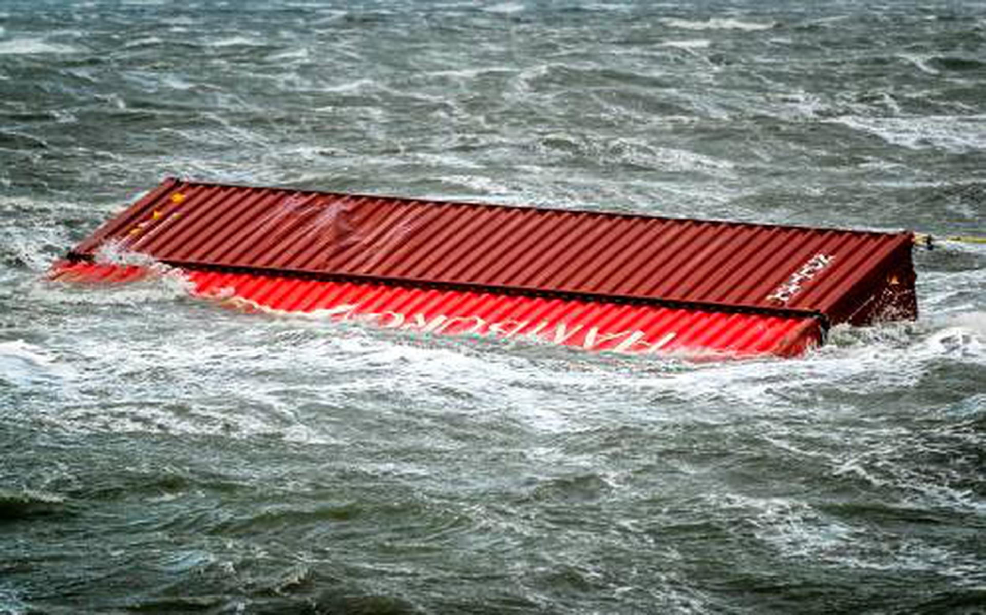 Een losgeslagen container van MSC Zoe, onderdeel van de containerramp boven de Waddeneilanden. 