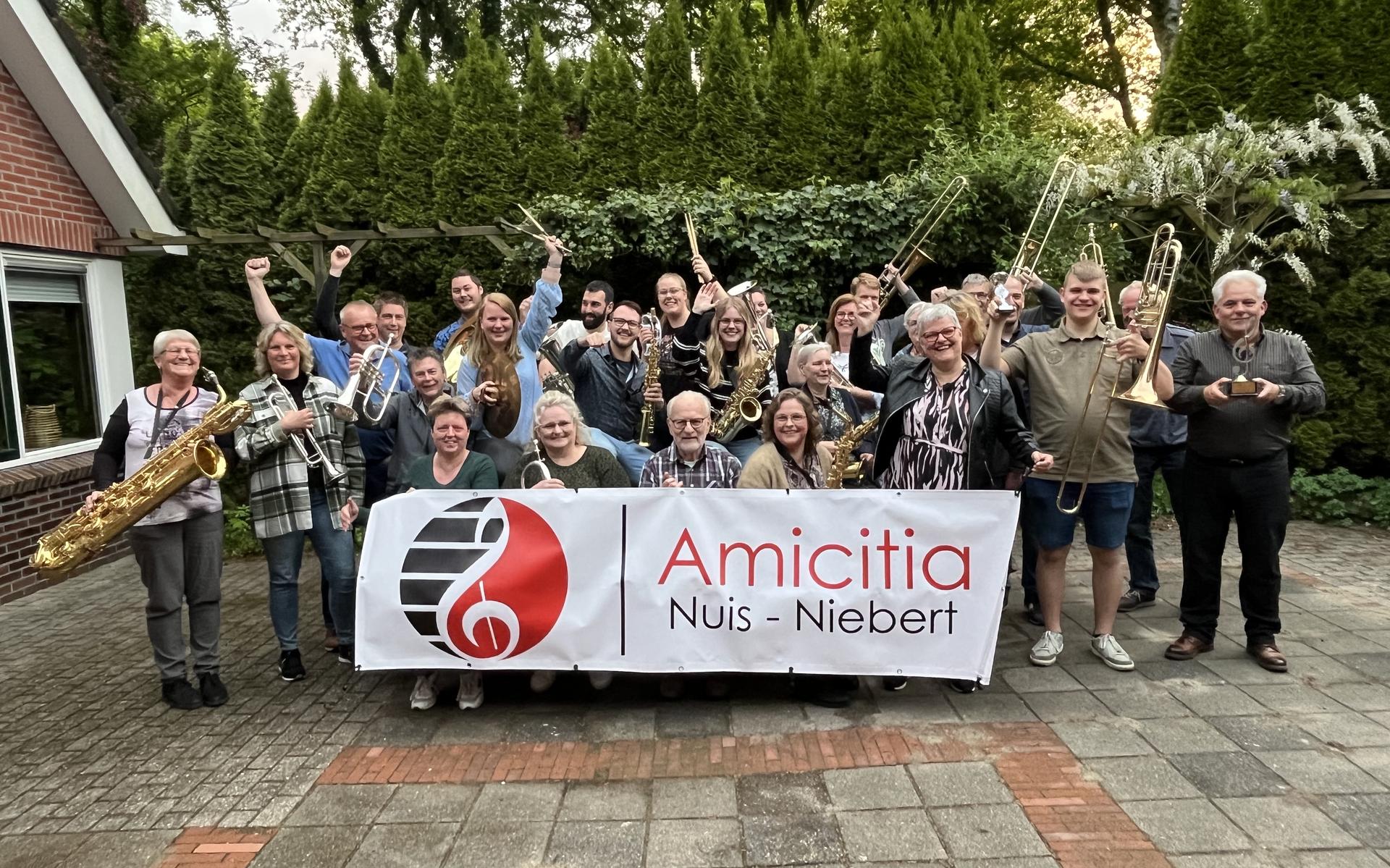 'Een mooi orkest met mooie, volwassen en frisse klank'. Oordeel zelf en luister naar Amicitia op mid