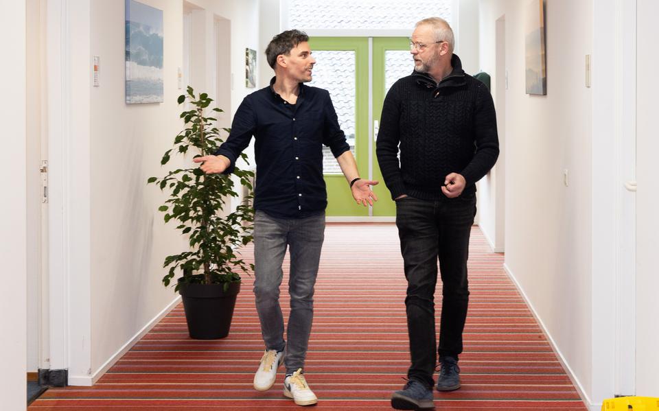Stefan Blom (links) en Paul Sijtema in het Traumacentrum in Beilen.